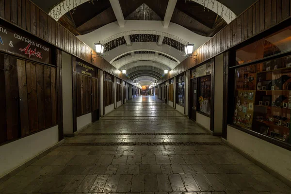 Geceleri Bulgaristan 'ın Lovech kentindeki renkli köprü. Köprü Osam nehrinin üzerine inşa edildi..