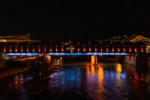 Geceleri Bulgaristan Lovech Kentindeki Renkli Köprü Köprü Osam Nehrinin Üzerine — Stok fotoğraf