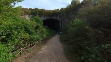 Turkuaz suları ve yeşil yosunlarıyla muhteşem Krushunski şelaleleri. Bulgaristan 'ın Lovech kenti yakınlarında yer alıyor