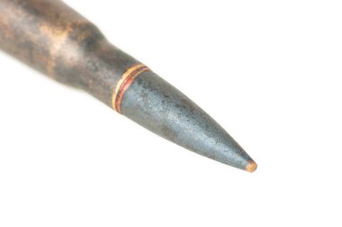 Beyaz arka planda yakın plan Kalaşnikof saldırı tüfeği mermisi.