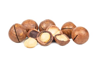 Beyaz arka planda çekirdekleri olan lezzetli Macadamia fındıkları.