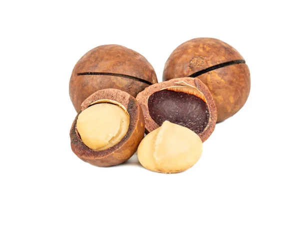 Deliciosas Nueces Macadamia Con Granos Sobre Fondo Blanco — Foto de Stock