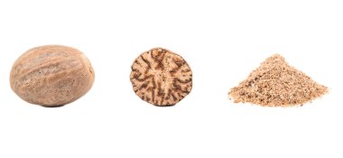 Beyaz arkaplanda izole edilmiş Nutmeg baharatı, ayarla