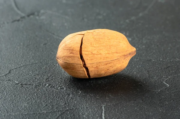 Pecan Tuerca Cáscara Primer Plano Sobre Fondo Oscuro —  Fotos de Stock