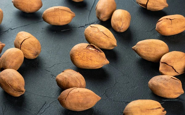 Pecanas Secas Dispersas Concha Sobre Fondo Hormigón Oscuro — Foto de Stock