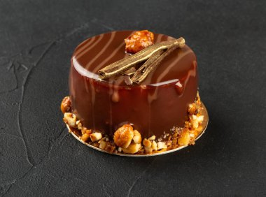 Fındıklı çikolatalı kek ve koyu beton arka planda tuzlu karamel..