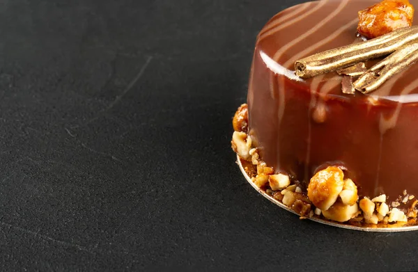 Porsi Brownies Coklat Dengan Mascarpone Dan Karamel Asin Dengan Latar — Stok Foto