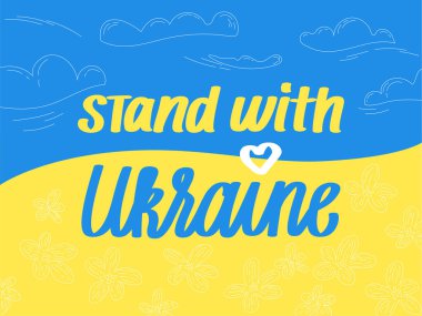 Ukrayna bayrağıyla birlikte Ukrayna ulusal bayrağında açık bulutlar ve tarlada çiçekler.