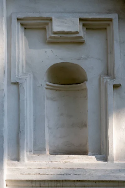 Nisza Łukowym Sklepieniem Wypukłymi Gzymsami Oraz Ramami Architektonicznymi — Zdjęcie stockowe