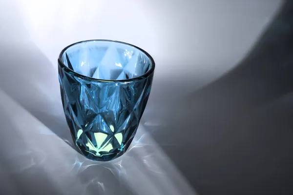 Vaso Vidro Forma Cone Vidro Colorido Com Bordas Volumétricas Longo — Fotografia de Stock