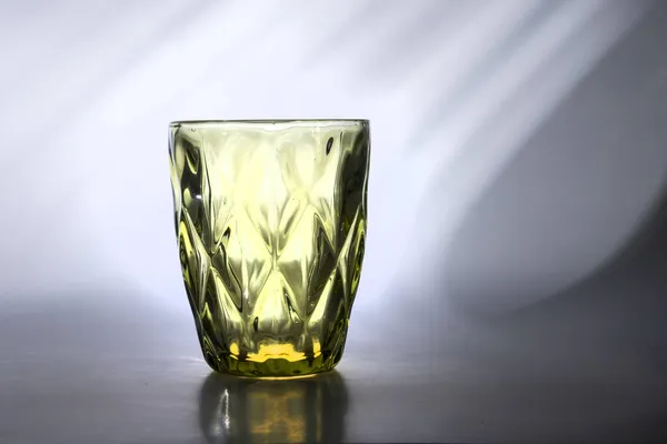 Ein Gefäß Ein Kegelförmiges Glas Aus Farbigem Glas Mit Volumetrischen — Stockfoto