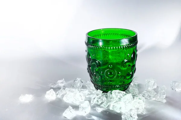 Ett Kärl Ett Brett Glas Grönt Glas Med Ett Volymetriskt — Stockfoto