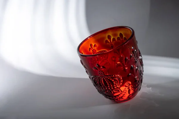 Ett Kärl Ett Brett Glas Rött Glas Med Ett Volymetriskt — Stockfoto