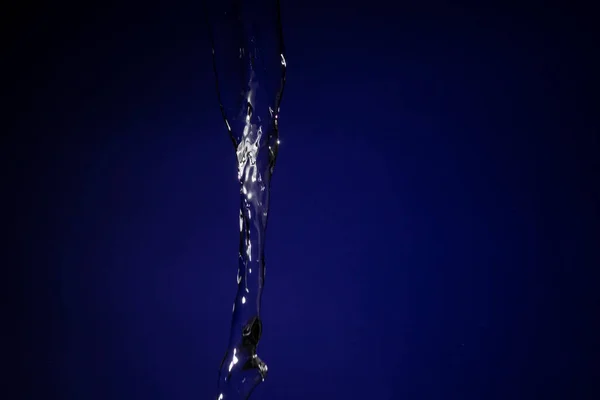 Spruzzi Acqua Sfondo Blu — Foto Stock