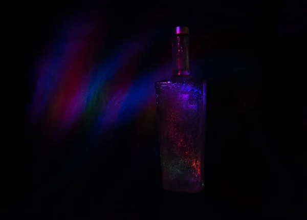 Butelka Wysokim Karku Oświetlona Łukowymi Liniami Światła — Zdjęcie stockowe