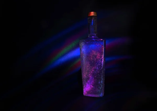 Botella Cuello Alto Iluminada Por Líneas Luz Arqueadas — Foto de Stock