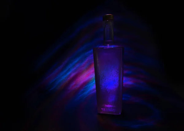 Botella Cuello Alto Iluminada Por Líneas Luz Arqueadas — Foto de Stock