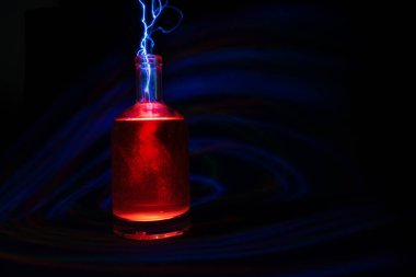 Şişe kemerli ışık çizgileriyle aydınlatılmış.