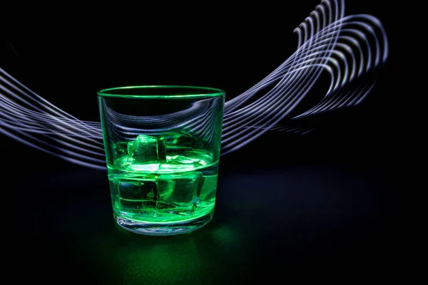 Frasco Vaso Medio Lleno Líquido Transparente Con Cubitos Hielo Iluminado — Foto de Stock