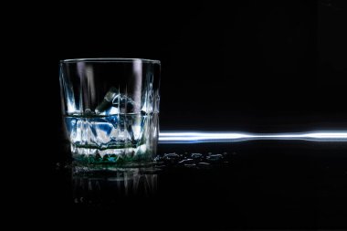 Ezilmiş buzla dolu ince, geniş şeffaf bir cam.