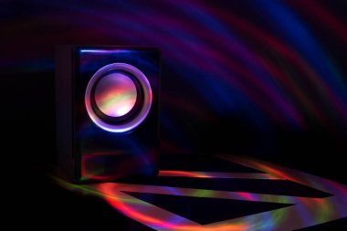 ses hoparlörü gökkuşağı ışığı çemberleriyle