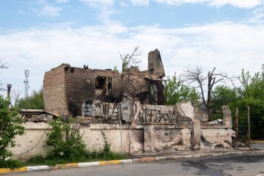 Irpin, Kyiv Bölgesi, Ukrayna, 14.05.2022. Bir Rus bombardımanı sonucu yıkılmış bir ev yandı.
