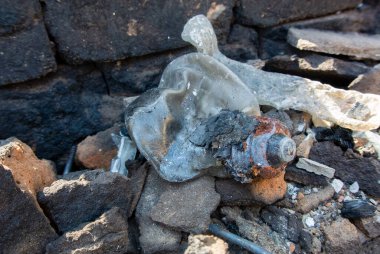 Ukrayna, Irpin 'deki özel bir eve Rashist mermisi isabet ettikten sonra yıkılmış bir evde eritilmiş bir ampul.