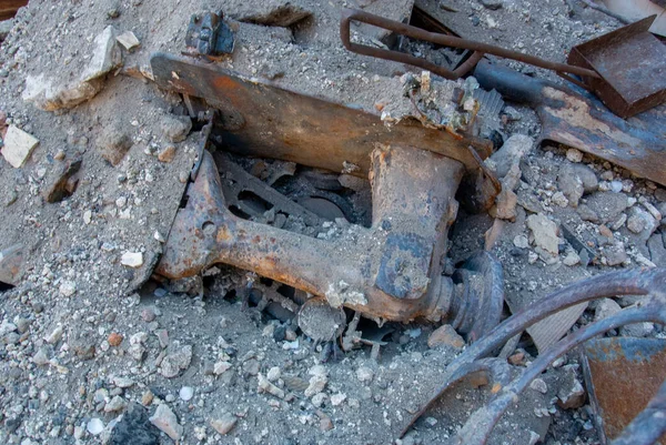 Rus ordusu tarafından Ukrayna 'nın Irpin şehrinde bombalanan bir evin külleri üzerinde bir dikiş makinesinin kalıntıları..