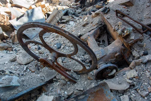 Rus ordusu tarafından Ukrayna 'nın Irpin şehrinde bombalanan bir evin külleri üzerinde bir dikiş makinesinin kalıntıları..