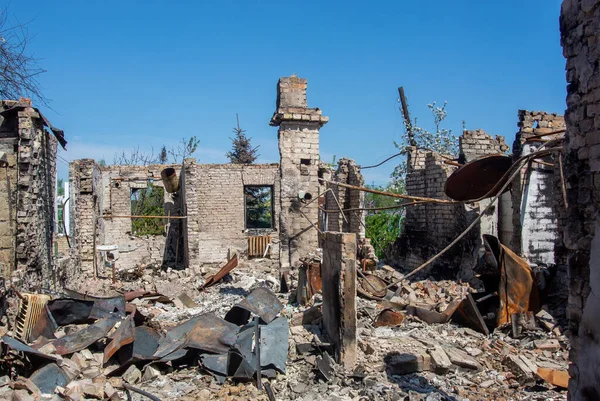 Rus ordusunun Irpin Ukrayna 'da vurduğu bombardıman sonucu yıkılmış ve yıkılmış bir ev.