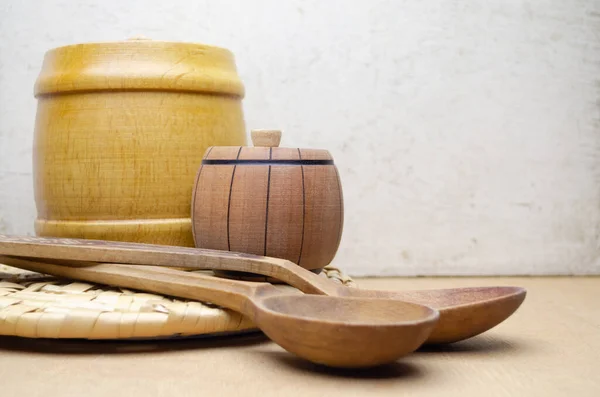 Tahta fıçı ve tahta kaşıklı fıçı.