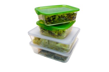 Tabaklar yeşil kapaklı cam kavanozlarda.