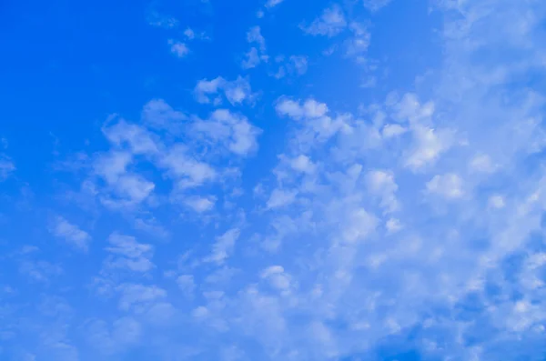 Bulutlu mavi gökyüzü