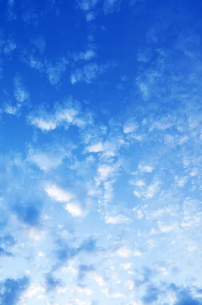 Bulutlu mavi gökyüzü