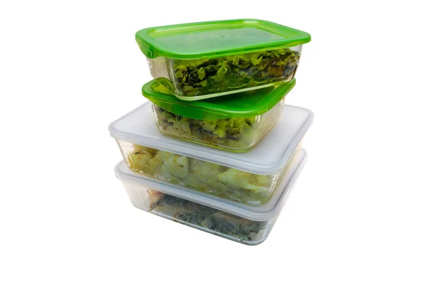 Tabaklar yeşil kapaklı cam kavanozlarda.