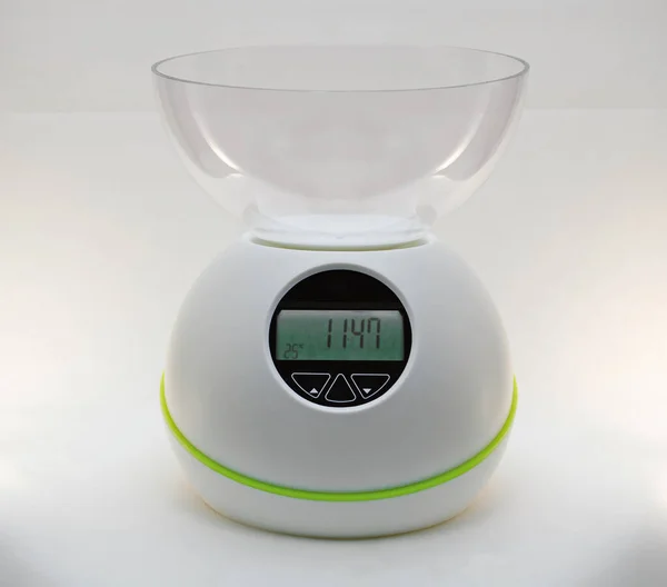 beyaz arkaplanda fincan ile ölçek