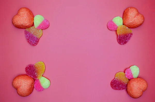 Pembe arka planda kalp rengi Sevgililer gününde düzdü