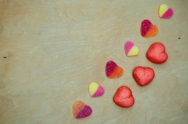 Kalplerin tatlı rengi tahta zemin üzerinde yatar sevgililer günü üst görünümü