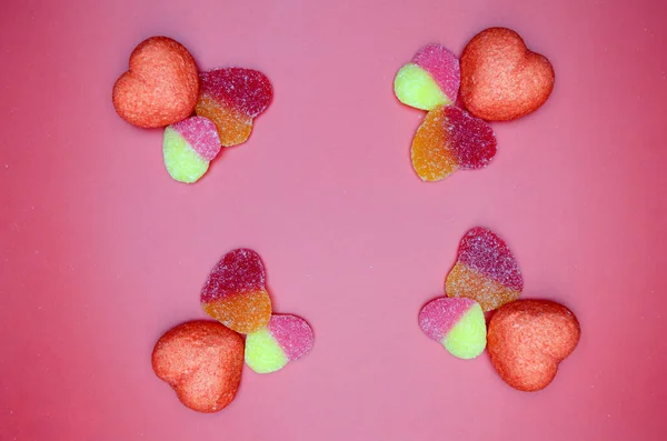 Pembe arka planda kalp rengi Sevgililer gününde düzdü