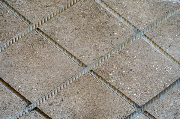 çimento gri duvar ve metal armatür kafes