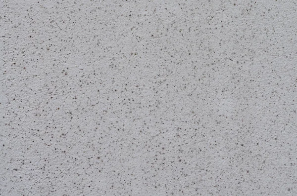 Siyah ve gri noktalarla süslenmiş beyaz duvar.