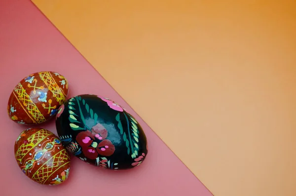 Ahşap boyalı Paskalya yumurtaları beyaz zemin üzerinde izole edilmiş.