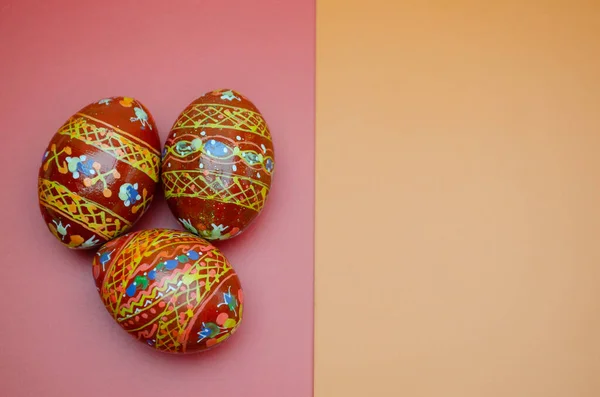 Ahşap boyalı Paskalya yumurtaları beyaz zemin üzerinde izole edilmiş.