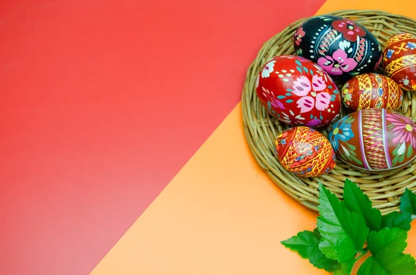 Ahşap boyalı Paskalya yumurtaları beyaz zemin üzerinde izole edilmiş.