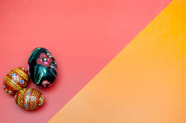 Ahşap boyalı Paskalya yumurtaları beyaz zemin üzerinde izole edilmiş.