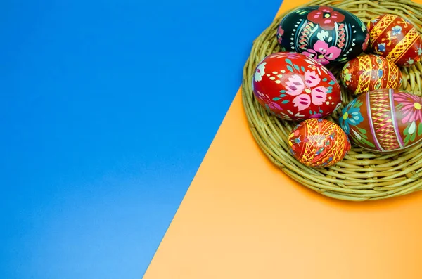 Ahşap boyalı Paskalya yumurtaları beyaz zemin üzerinde izole edilmiş.