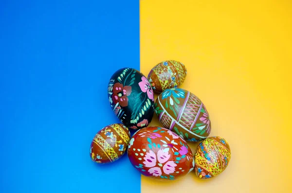 Ahşap boyalı Paskalya yumurtaları beyaz zemin üzerinde izole edilmiş.