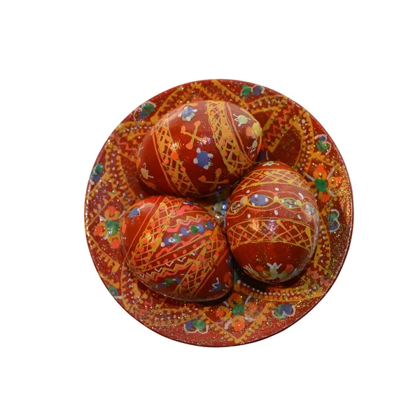 Ahşap boyalı Paskalya yumurtaları beyaz zemin üzerinde izole edilmiş.
