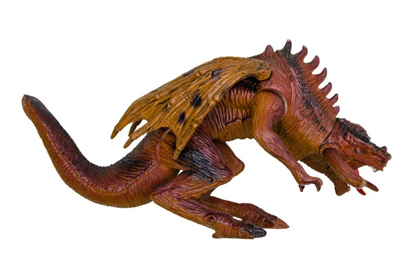 Beyaz arka planda izole edilmiş boynuzları ve kanatları olan kahverengi oyuncak canavar