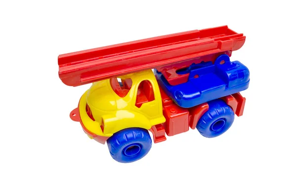 beyaz arka plan makrosu üzerinde izole merdiveni olan oyuncak renkli plastik araba